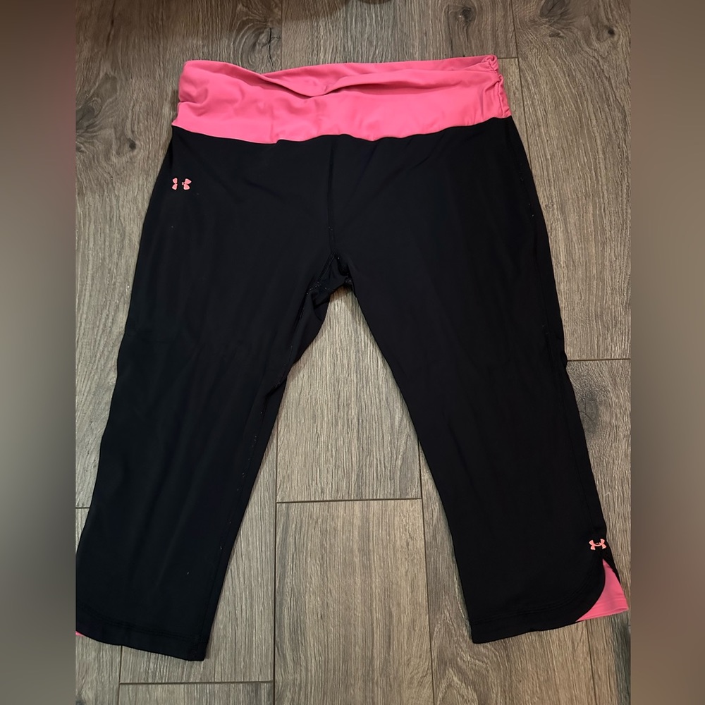 Under Armour dry fit knee cropped leggings. Size large.